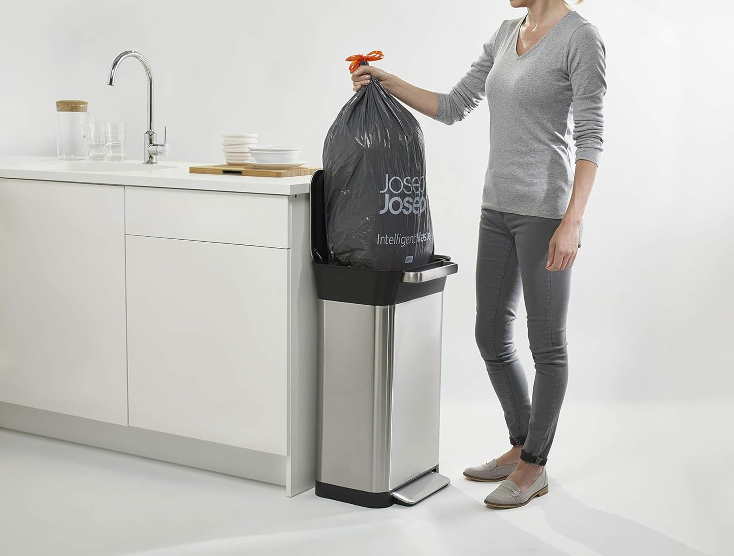 This smart trash can has a 90-liter capacity when compacted and also comes with a trash can with an odor filter