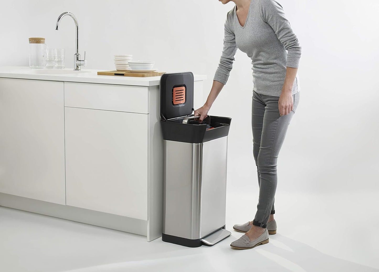 This smart trash can has a 90-liter capacity when compacted and also comes with a trash can with an odor filter